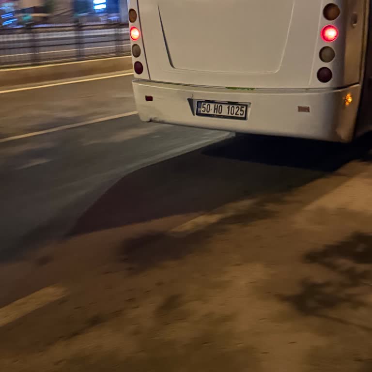 Otobüs Şoförünün Yolculara Saygısız Ve Kaba Davranışı