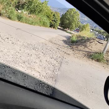 Eksik Asfaltlama Nedeniyle Oluşan Yol Bozuklukları Araç Ve Yaya Güvenliğini Tehdit Ediyor