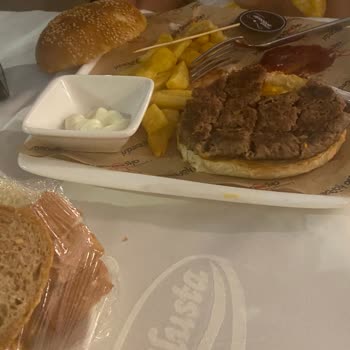 Trabzon Cemil Usta Akçaabat Köfte Şubesinde Kötü Hizmet Ve Kalitesiz Ürün Deneyimi