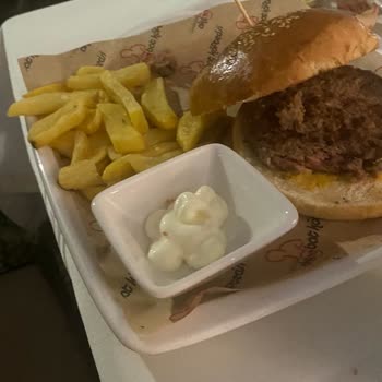 Trabzon Cemil Usta Akçaabat Köfte Şubesinde Kötü Hizmet Ve Kalitesiz Ürün Deneyimi