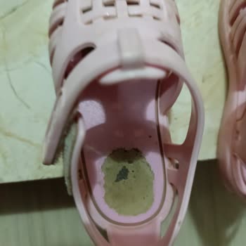 Bebek Sandaletinde Kısa Sürede Soyulma Ve Hayal Kırıklığı