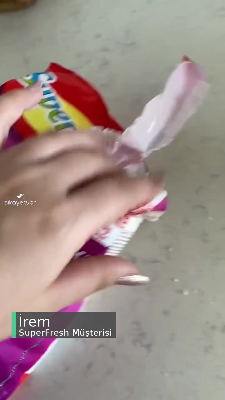 Superfresh Soğan Halkası Paketin İçerisinden Birbirine Yapılmış Bir Şekilde Çıktı videonun kapak resmi