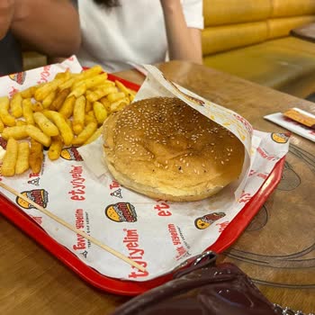 Burger Yiyelim Şubesinde Böcekli Ve Eksik İçerikli Burger Şoku