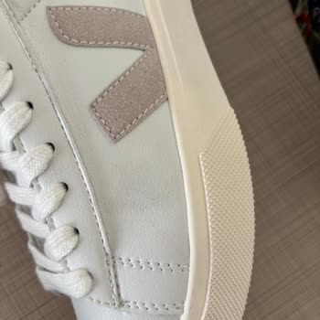 Zeyorawear Ayakkabının Her Yerinin Simsiyah Ve Defolu Olduğunu Gördüm