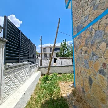 Evimizin Üzerine Yıkılmak Üzere Olan Telefon Direkleri Hala Kaldırılmadı