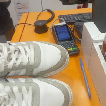 Yeni Alınan Ayakkabının Dikişleri Açıldı, Üç Kez Reddedildim!