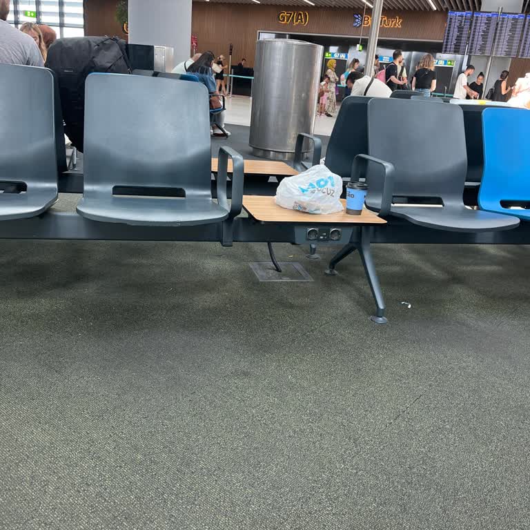 İstanbul Havalimanı Temizlik Personelinin Kaba Davranışları