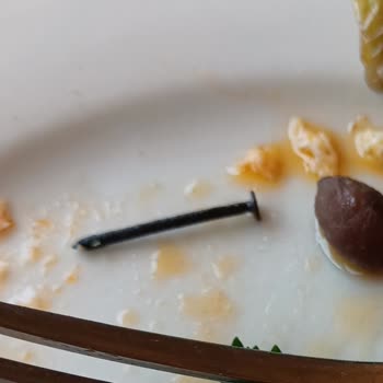 Kahvaltıda Biberin İçinden Çivi Çıktı, Sağlık Tehlikesi Yaşadım