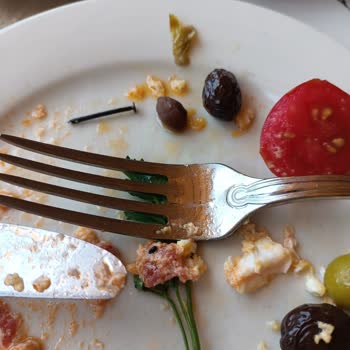 Kahvaltıda Biberin İçinden Çivi Çıktı, Sağlık Tehlikesi Yaşadım