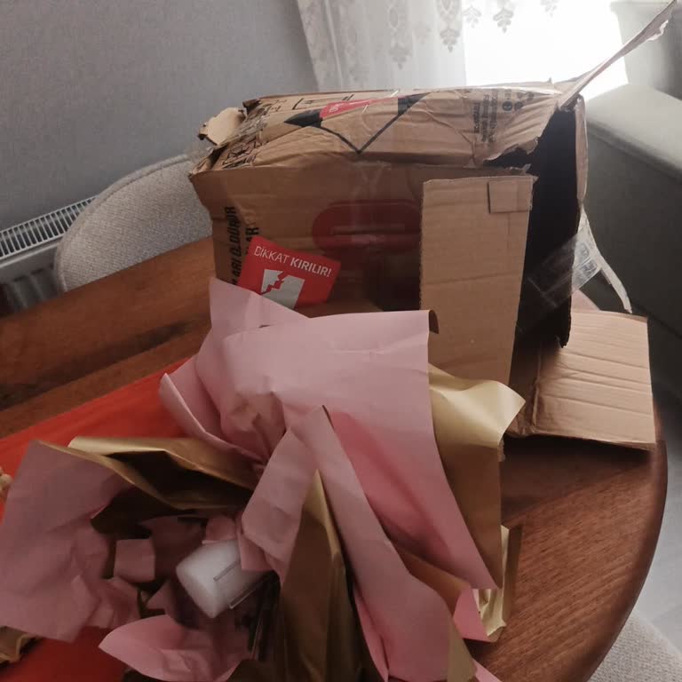 Kırılacak Ürün Uyarısına Rağmen Ezilmiş Ve Zarar Görmüş Çiçek Teslimatı