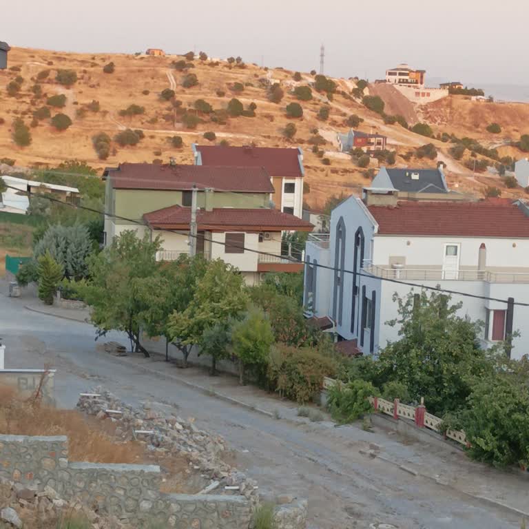 Bir Yıldır Çözülemeyen Bozuk Yol Mahalle Sakinlerini Mağdur Ediyor