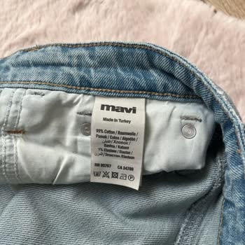 Az Kullanılan Mavi Kot Pantolonun Kısa Sürede Yırtılması Hayal Kırıklığı Yarattı