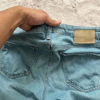 Az Kullanılan Mavi Kot Pantolonun Kısa Sürede Yırtılması Hayal Kırıklığı Yarattı