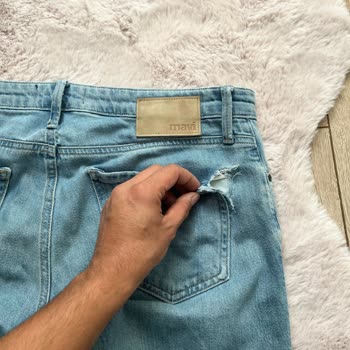 Az Kullanılan Mavi Kot Pantolonun Kısa Sürede Yırtılması Hayal Kırıklığı Yarattı