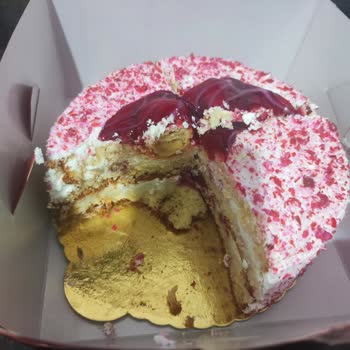 Bayat Ve Ekşimiş Pasta Nedeniyle Doğum Günü Hayal Kırıklığı