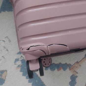 Ajet Uçuşunda Kırık Bavul Ve Çözümsüzlük Mağduriyeti