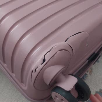 Ajet Uçuşunda Kırık Bavul Ve Çözümsüzlük Mağduriyeti