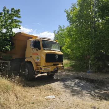 Mahallede Çöp Ve Kurumuş Otların Yol Kenarına Atılması Yangın Tehlikesi Yaratıyor