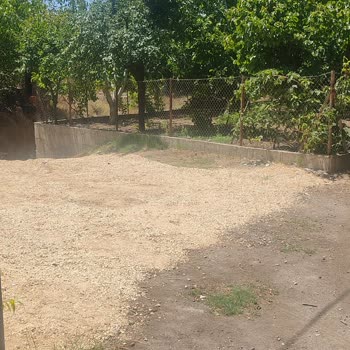 Mahallede Çöp Ve Kurumuş Otların Yol Kenarına Atılması Yangın Tehlikesi Yaratıyor