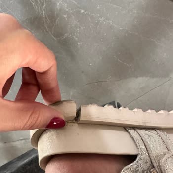 Guess Kısa Sürede Yırtılan Sandalet Ve Müşteri Hizmetlerinden Dönüş Alamama