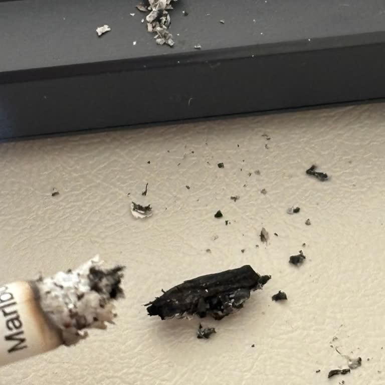 Marlboro Edge Sigarada Odun Parçaları Ve Tütün Kalitesinin Düşmesi