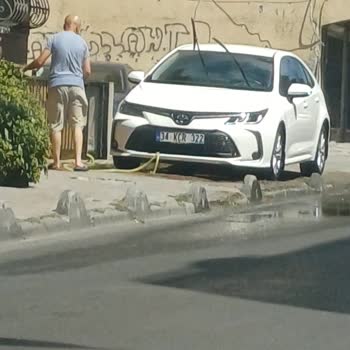 Kaldırıma Park Eden Araç Yayaların Geçişini Engelliyor!