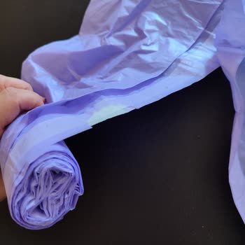 Zerpak Çöp Poşetleri Kullanırken Altından Açılıp Tüm Çöpler Yere Saçıldı