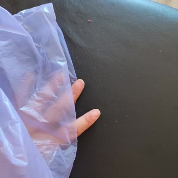 Zerpak Çöp Poşetleri Kullanırken Altından Açılıp Tüm Çöpler Yere Saçıldı