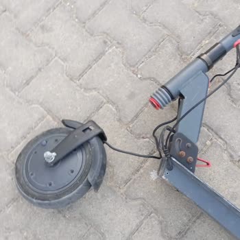 Elektrikli Scooter'ın Ön Tekerleği Düz Yolda Koparak Güvenlik Riski Oluşturdu