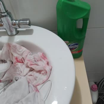 Domestos Çamaşır Suyu Kullanımında Kıyafetlerde Pembe Renk Değişimi