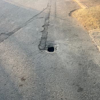 TÜRKSAT Kablo Net Kazı Sonrası Oluşan Çukurun 1 Yıldır Kapatılmaması Ve Tehlike Oluşturması