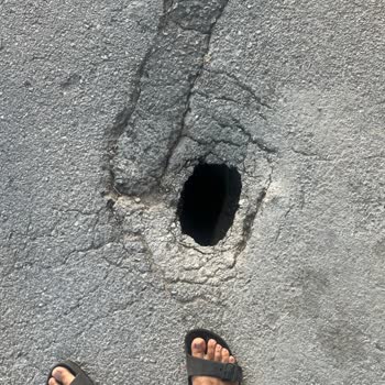 TÜRKSAT Kablo Net Kazı Sonrası Oluşan Çukurun 1 Yıldır Kapatılmaması Ve Tehlike Oluşturması