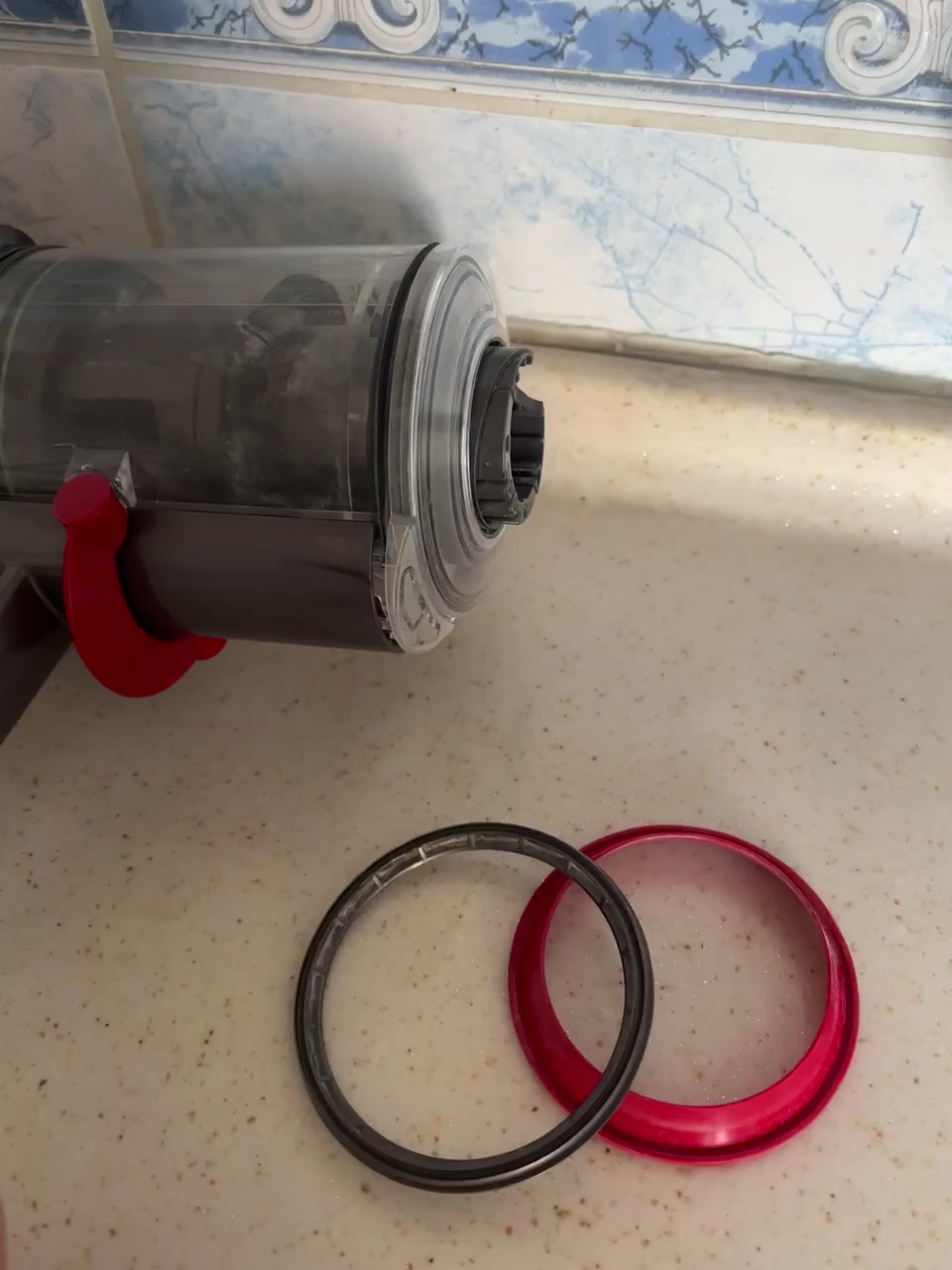 Dyson Staubbehälter nach fünf Monaten defekt und keine Lösung vom Kundenservice Videovorschaubild