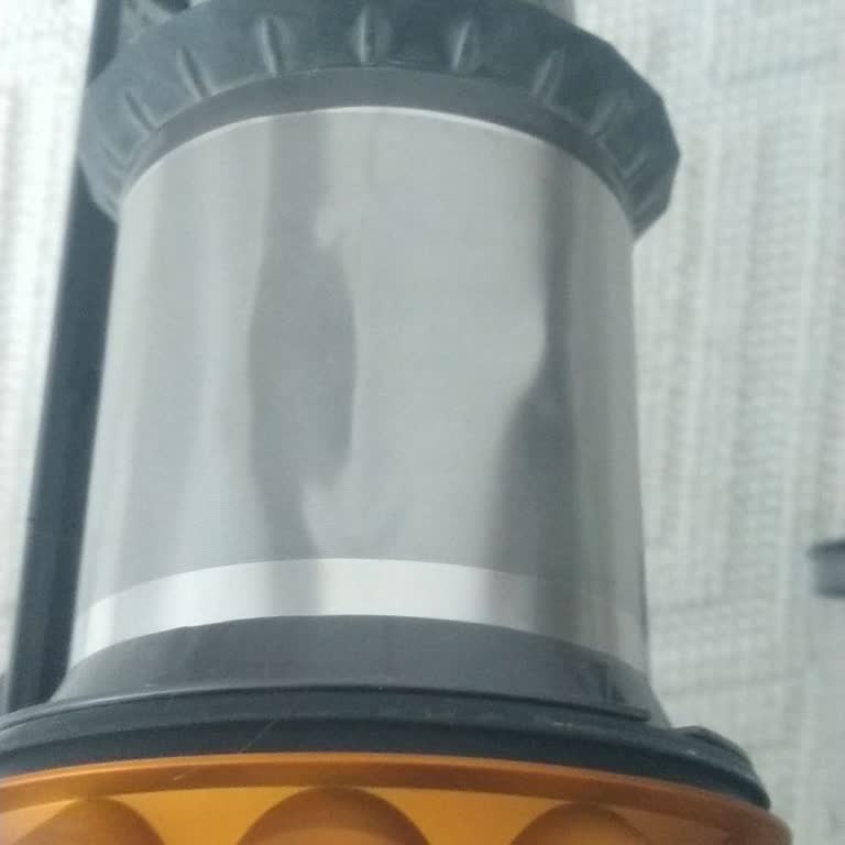 Dyson V15 Detect Absolute lauter Geräusch am Teppichaufsatz und beschädigte Stelle