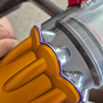 Dyson V12 innerhalb eines Jahres beschädigte Teile und keine Unterstützung