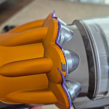 Dyson V12 innerhalb eines Jahres beschädigte Teile und keine Unterstützung