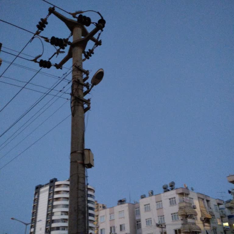 Polis Merkezi Önündeki Arızalı Aydınlatma Direği Güvenlik Riski Oluşturuyor