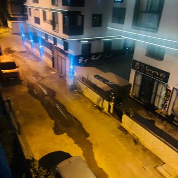 Mahalledeki Su Patlağı Nedeniyle Yollar Göçüyor, Acil Çözüm Bekliyoruz