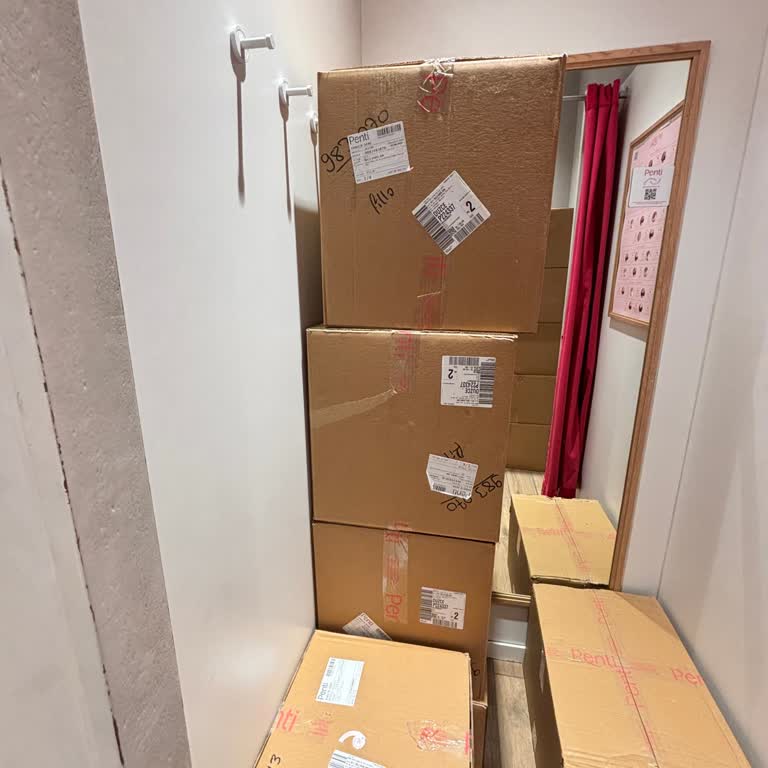 Deneme Kabinleri Depo Olarak Kullanılıyor, Müşteri Mağdur Ediliyor