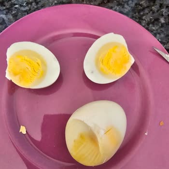 Bozuk Yumurtalar Ve İlgisiz Mağaza Çalışanları Mağduriyet Yaşatıyor