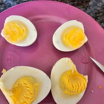 Bozuk Yumurtalar Ve İlgisiz Mağaza Çalışanları Mağduriyet Yaşatıyor