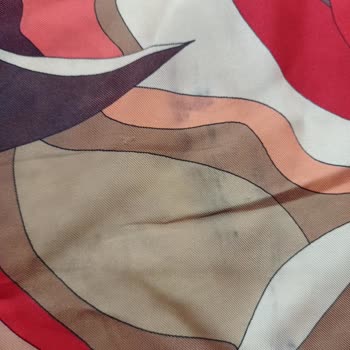 İki Kez Kullanılan Eşarbımda Lekeler Oluştu, Mağazadan Çözüm Alamadım