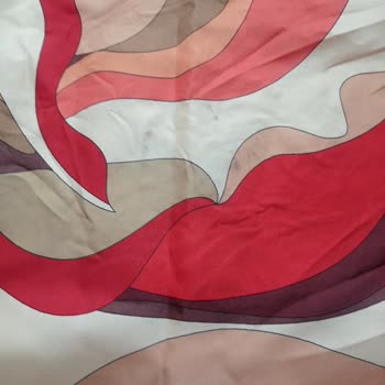 İki Kez Kullanılan Eşarbımda Lekeler Oluştu, Mağazadan Çözüm Alamadım