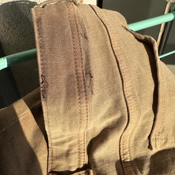 Pantolondaki Deri Kemer Köprüsü Diğer Kıyafetleri Kalıcı Olarak Boyadı