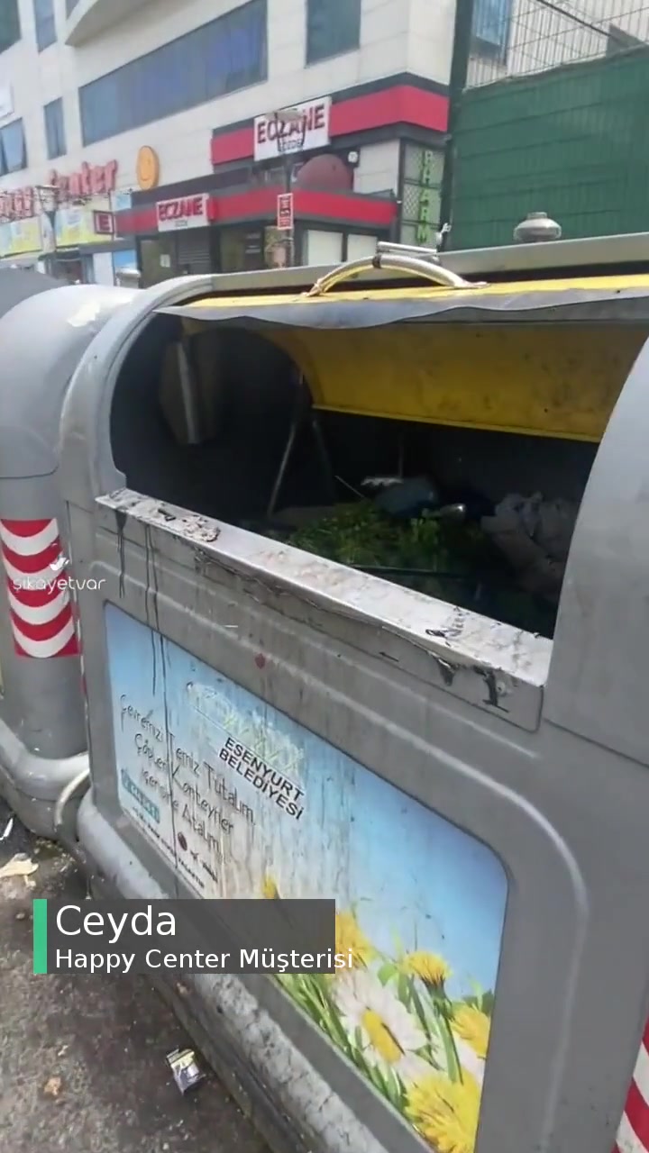Happy Center Esenyurt Hürriyet Mahallesinde Bulunan Kötü Kokulu Çöp Konteyneri videonun kapak resmi