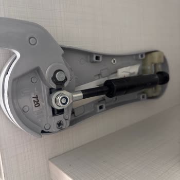 Mutfak Dolap Kapakları Sürekli Kapanıyor, Piston Sorunu Çözülmüyor