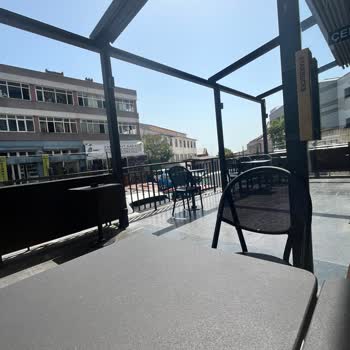 Starbucks Pashador Şubesinde Klima Ve Güneşlik Sorunu Müşterileri Mağdur Ediyor