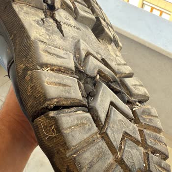 Bershka Makosen Ayakkabı 3 Ayda Parçalandı Üretim Hatası Mağduriyeti