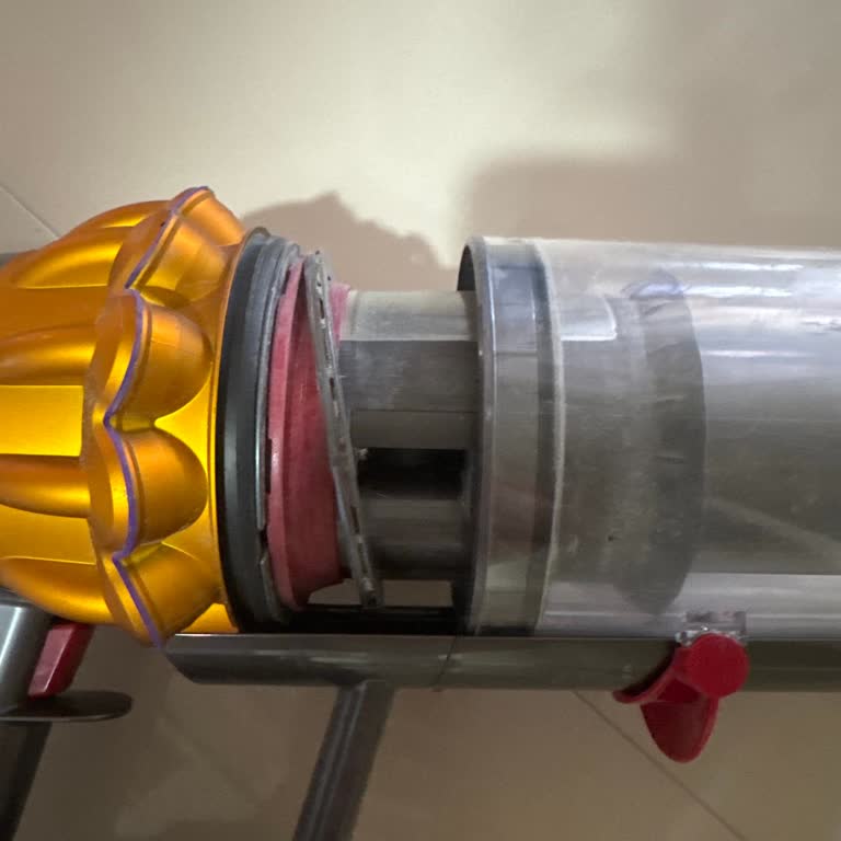 Dyson V15 Başlık Lastikleri Kısa Sürede Düştü Temizlik Yapılamıyor