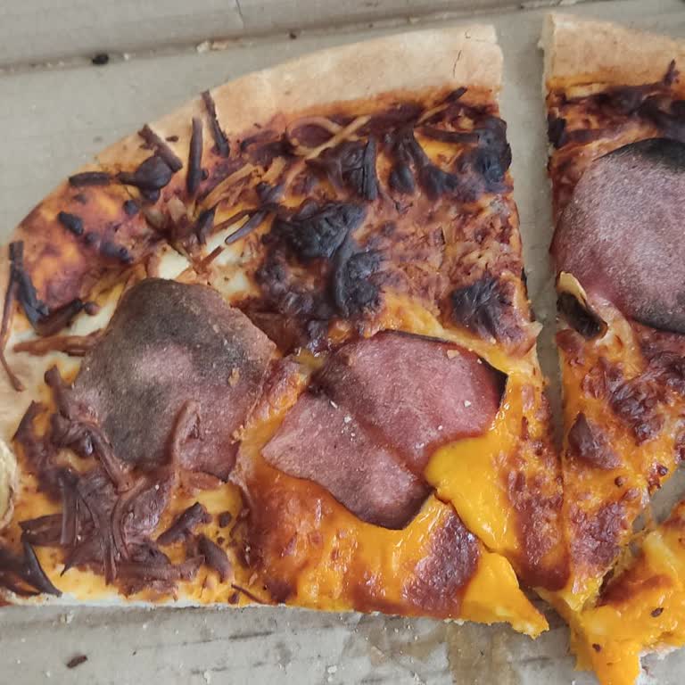 Migros Fırın Bölümünde Aşırı Pişmiş Pizza Ve İlgisiz Personel Mağduriyeti